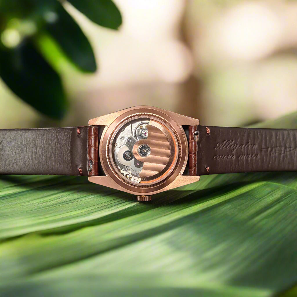 The Azure Radiance is a tribute to the warmth and elegance of 1960s dress watches. Its pearl shell dial captures light beautifully, shifting tones with every glance, while the gold-toned dauphine hands and indices add a touch of sophistication.