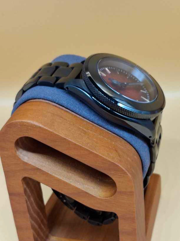 Durable black 316L stainless steel metal links, offering adjustable and robust everyday versatility